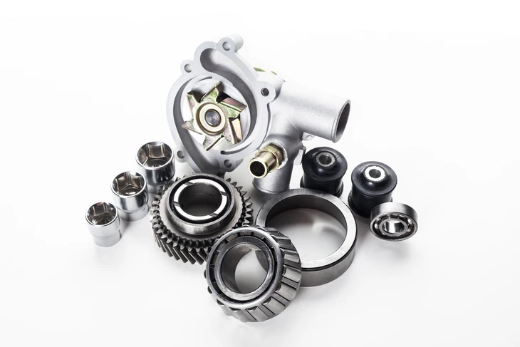 Un homme souriant en chemise à carreaux bleue et blanche tient un casque de vélo jaune dans un magasin de cycles