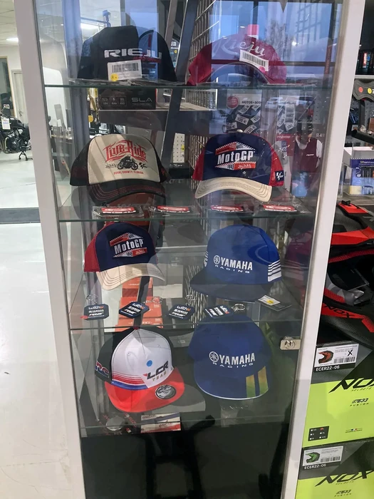 Intérieur d'un magasin spécialisé en équipements motocyclistes