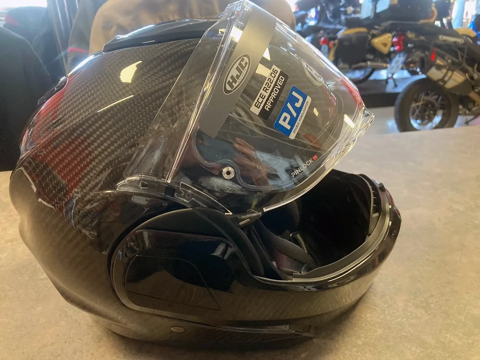 Intérieur d'un atelier ou magasin de motos avec casques de protection disposés sur une surface