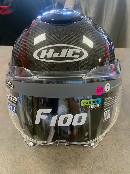 Intérieur commercial présentant un casque de moto sur surface blanche