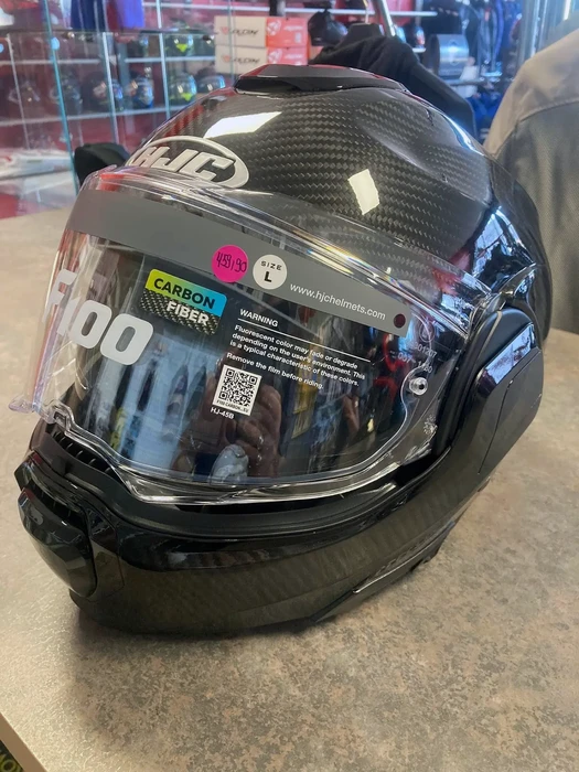 Intérieur de magasin spécialisé motocycle avec présentoirs et casques exposés