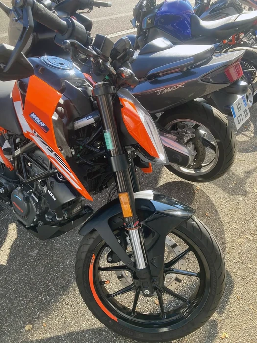 Ext&eacute;rieur, d&eacute;tail de r&eacute;servoir de moto custom avec peinture artistique repr&eacute;sentant le Joker