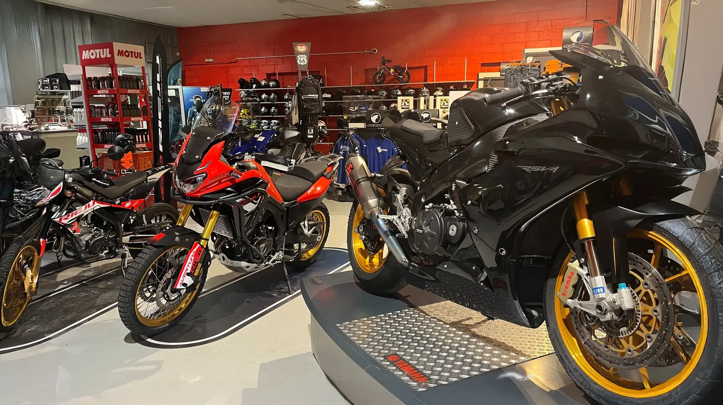 Un motard m&acirc;le fort r&eacute;pare sa moto dans le garage