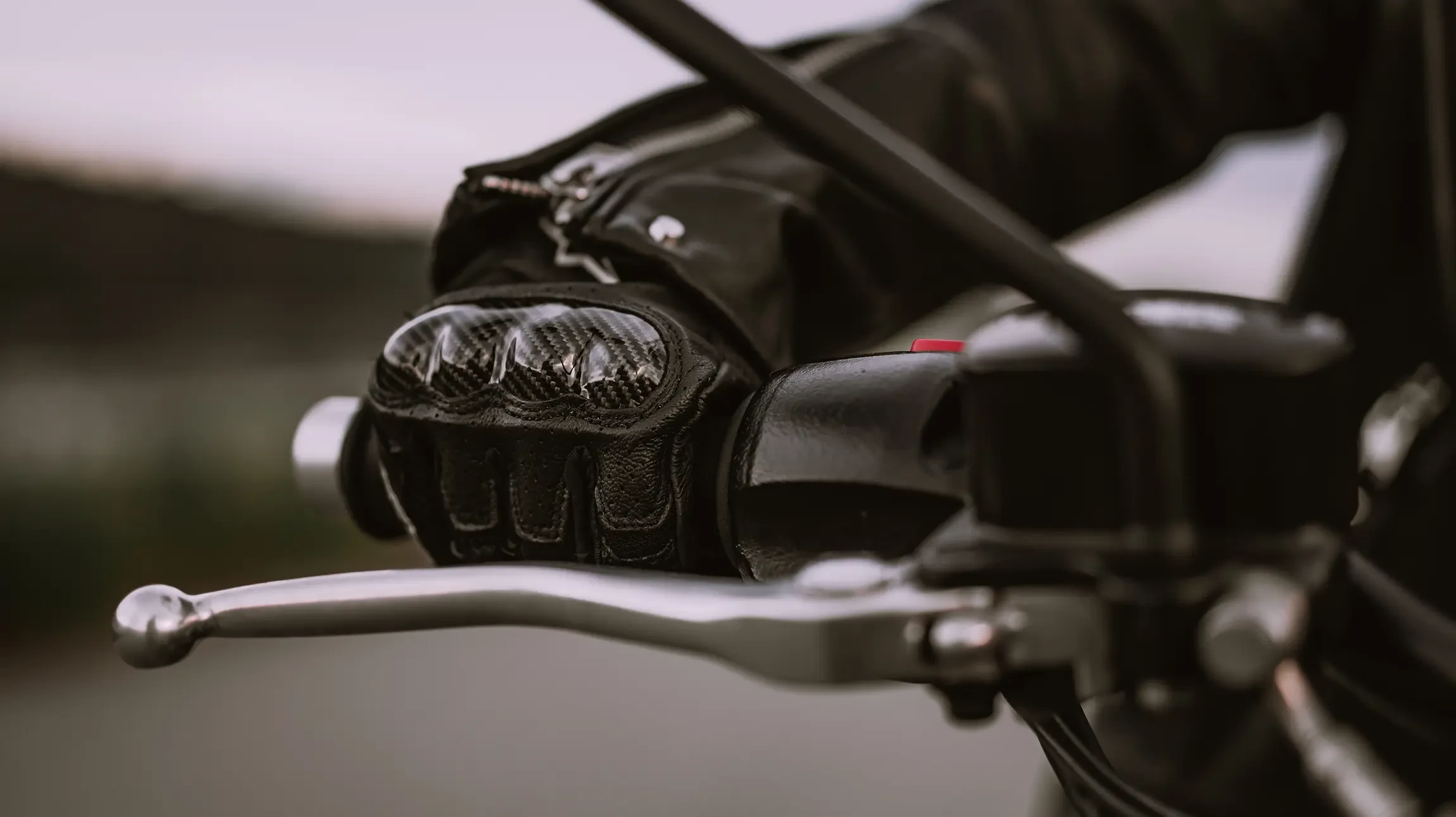 Deux personnes &eacute;changent des documents contractuels avec cl&eacute;s de voiture, signature en cours avec stylo dor&eacute;