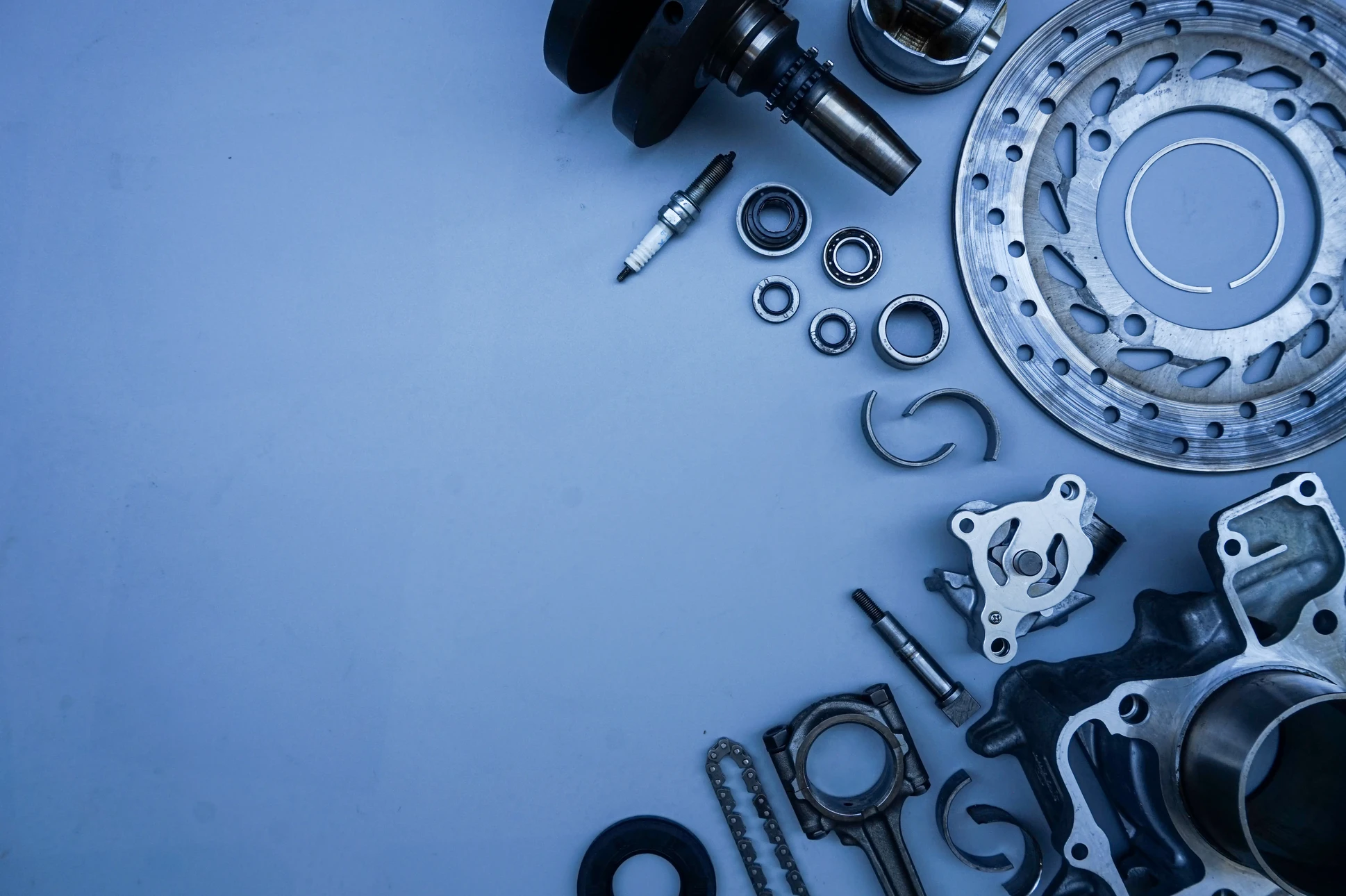 Atelier de réparation vélos avec établi en bois organisé