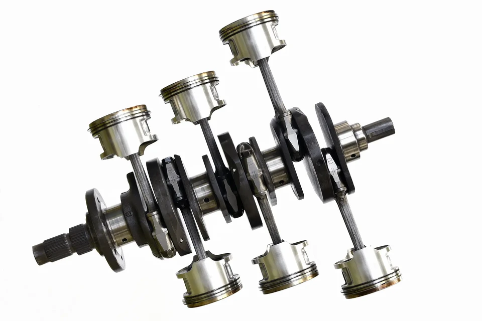 Vieux employé de l'entrepôt de pièces de voiture vérifiant l'inventaire dans le garage