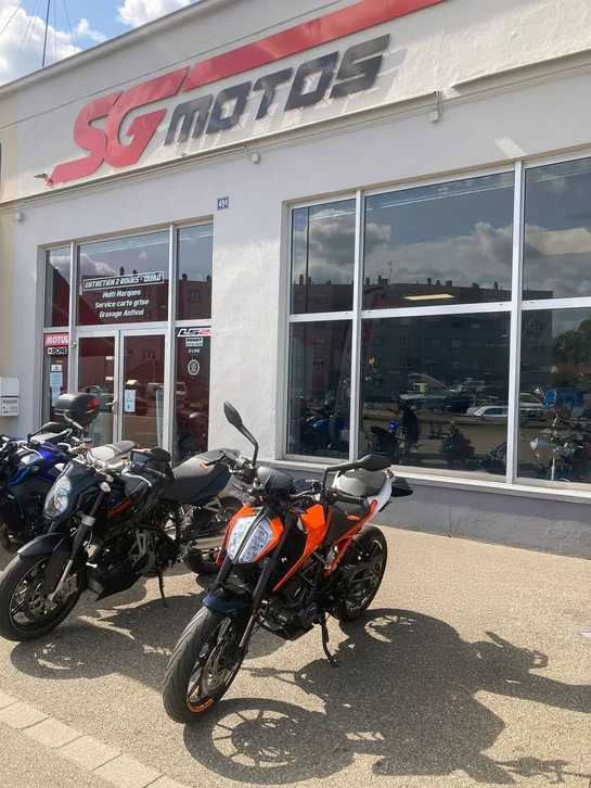 Atelier mécanique automobile avec moteur démonté exposant ses composants internes