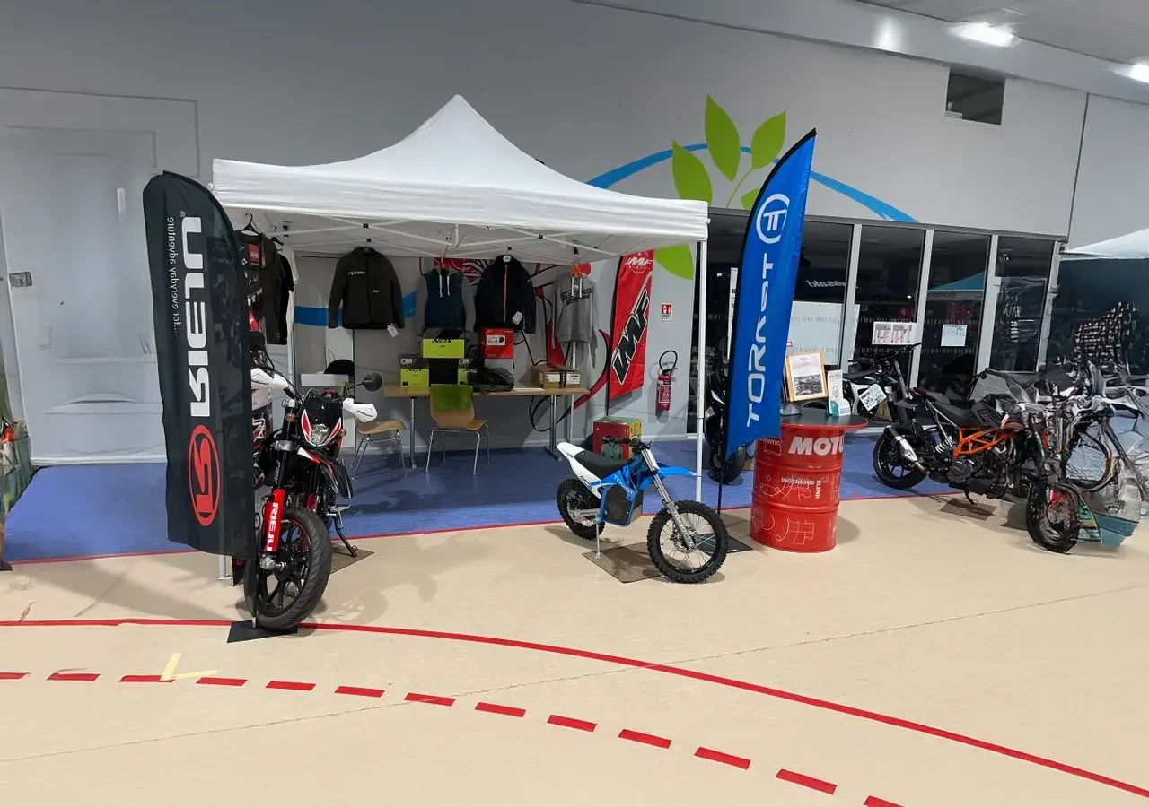 Un homme et une femme examinent des bicyclettes dans un magasin sp&eacute;cialis&eacute;