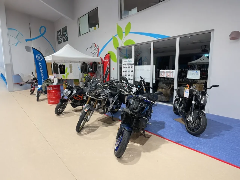 Atelier m&eacute;canique sombre avec roue de moto au premier plan