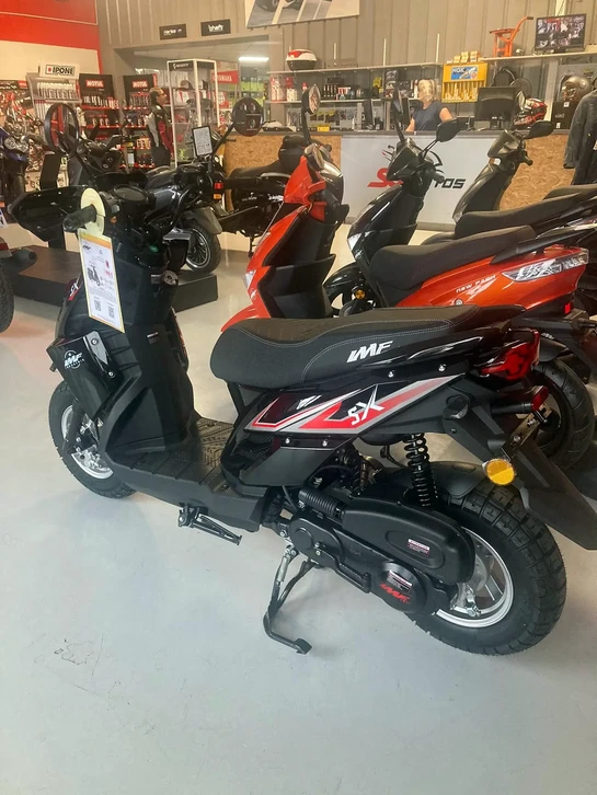 Belle mécanique de vélo Réparation Bicyclette en atelier