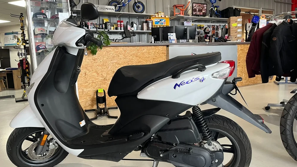 Showroom de concessionnaire moto avec scooters exposés
