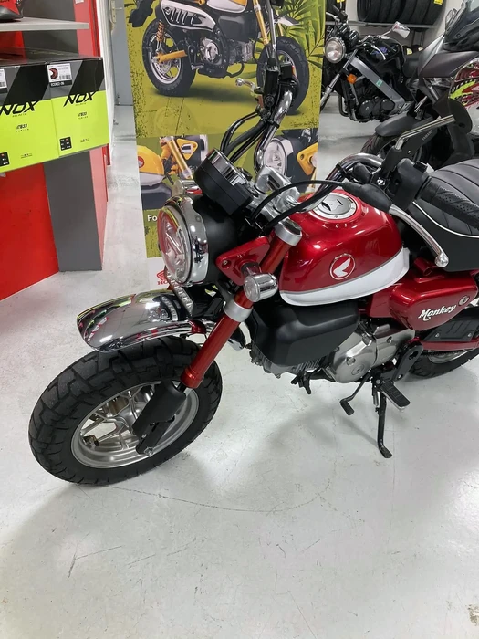 Scène extérieure urbaine avec motocyclette noire stationnée sur chaussée pavée