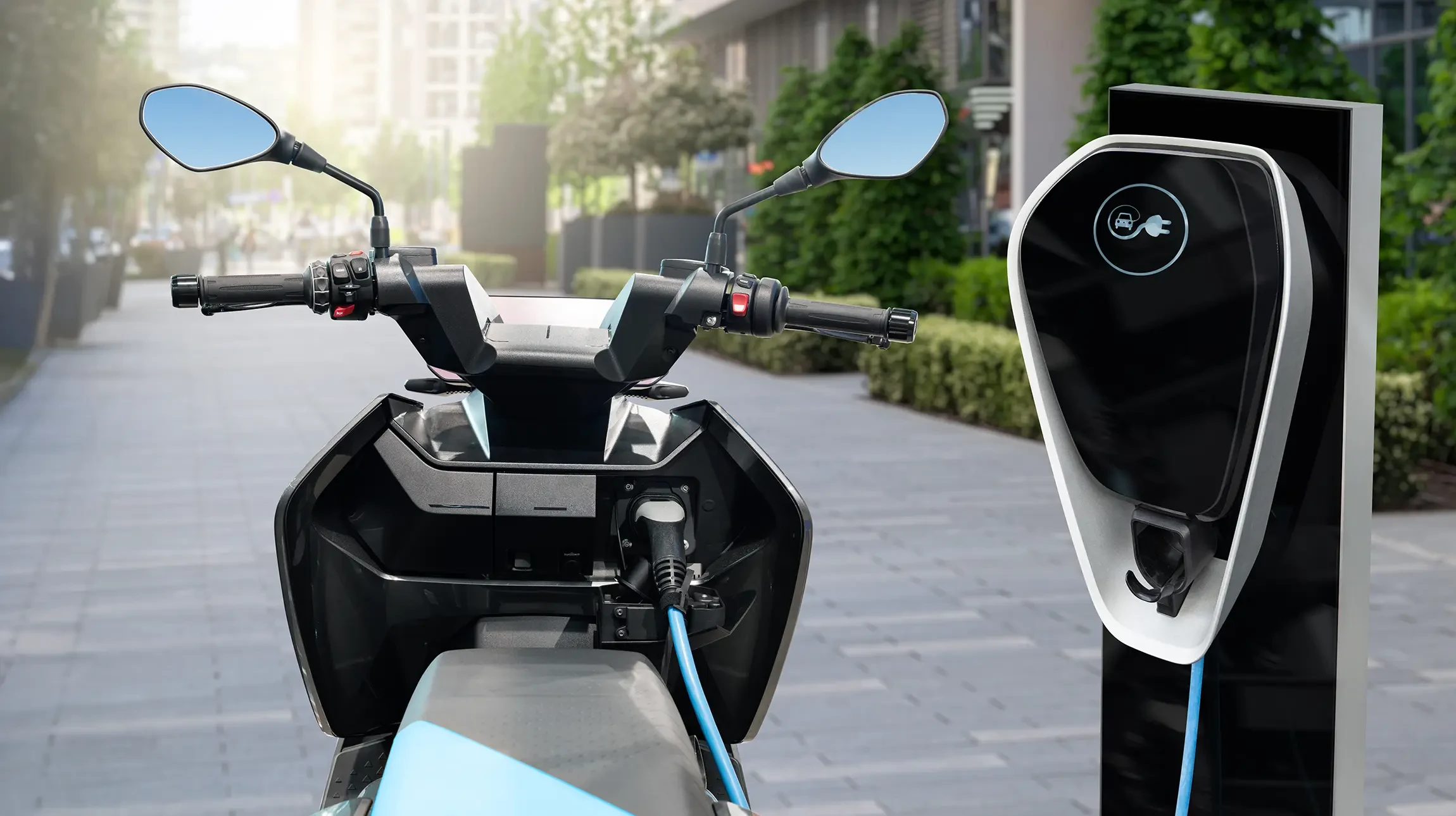 M&eacute;canicien automobile travaillant sous le capot ouvert d'un v&eacute;hicule dans un garage professionnel