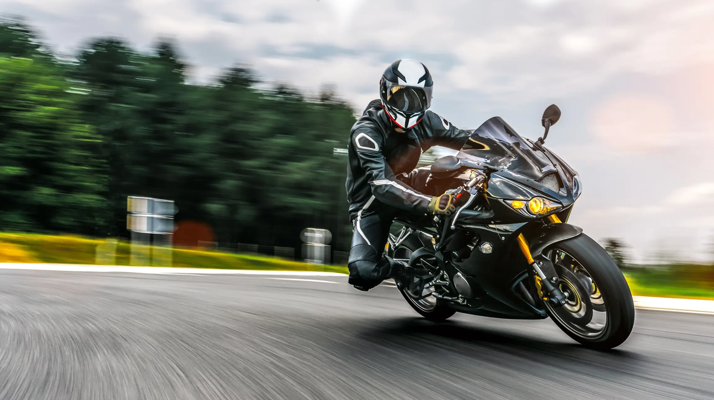 Scène extérieure où un homme en costume blanc remet les clés d'une moto à un autre homme en blouson de cuir noir et jean