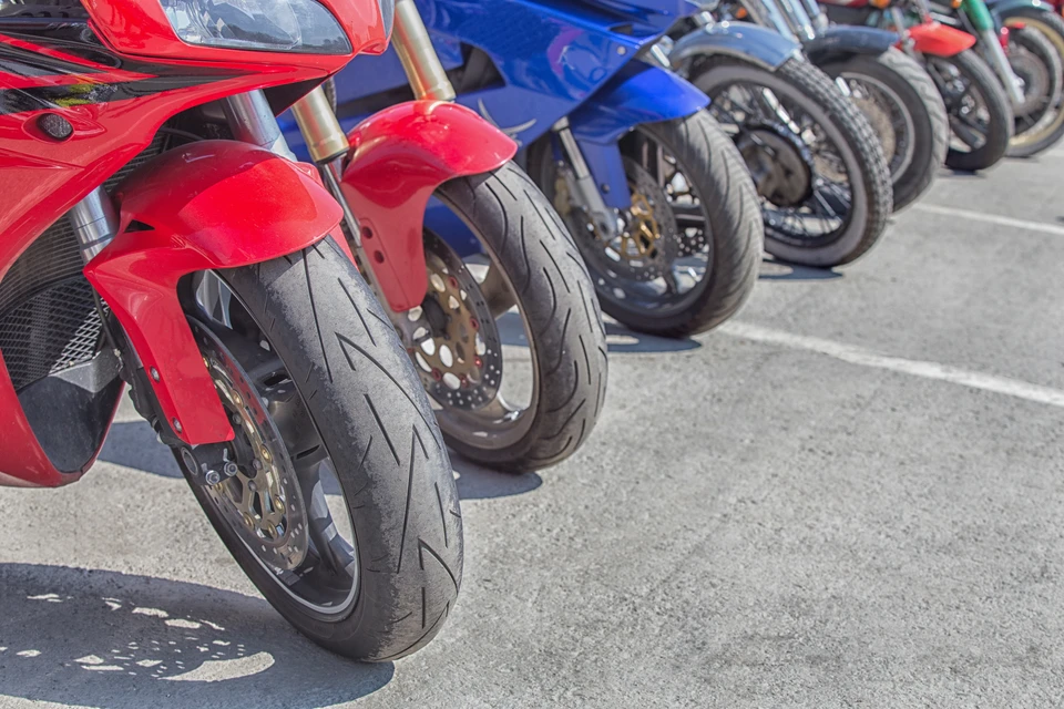 Atelier mécanique sombre avec roue de moto au premier plan