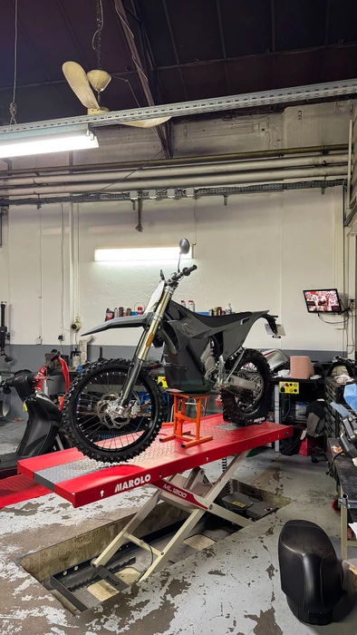 Showroom de concessionnaire moto avec plusieurs modèles exposés sur plateforme