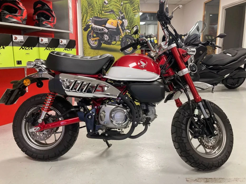 Atelier de réparation moto avec Indian Scout noire sur pont élévateur hydraulique rouge ML500