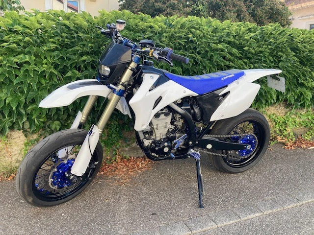 Showroom de concessionnaire moto avec plusieurs modèles exposés sur plateforme