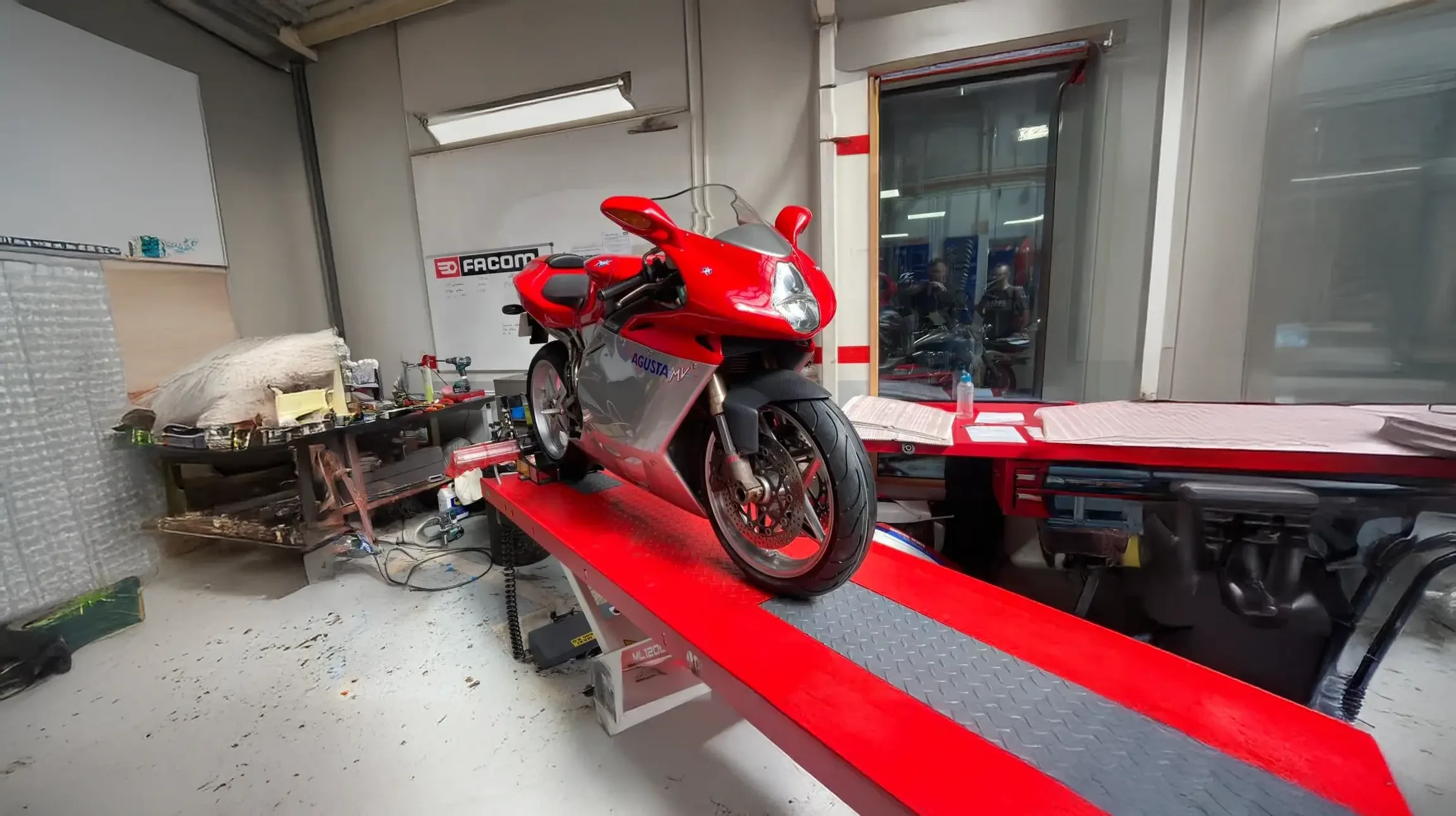 Moto sportive noire haute performance en studio sur fond blanc, positionnée en vue trois-quarts arrière